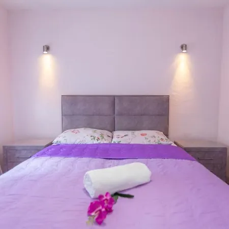 Toni, In Imotski, Private Pool, Barbeque, Private Parking *