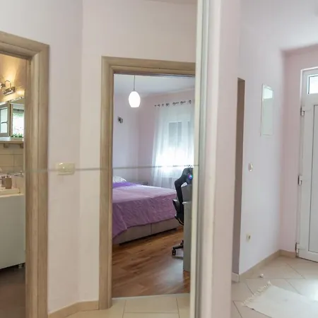 Toni, In Imotski, Private Pool, Barbeque, Private Parking *